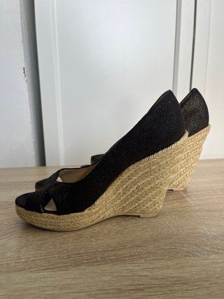 Tacones de cuña negros y beige