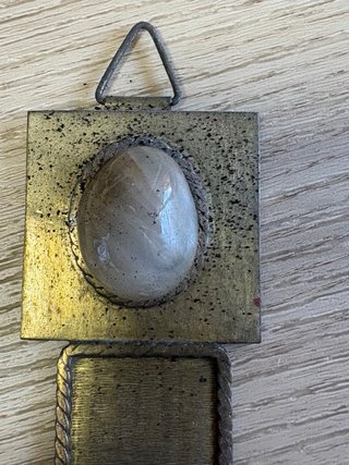 Cruz artesanal con piedras