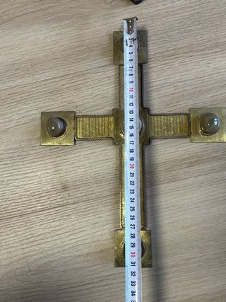 Cruz artesanal con piedras