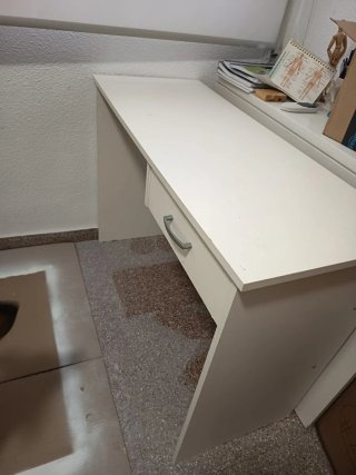 Escritorio blanco con cajón