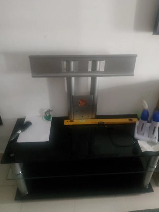 Mesa TV cristal negro y soporte colgar