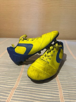 Botas de fútbol Boomerang azul y amarillas