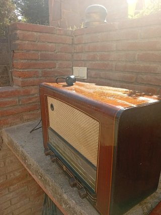 JUNEDA, impecable Radio Antigua Philips 4-A 50 Hz