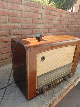 JUNEDA, impecable Radio Antigua Philips 4-A 50 Hz