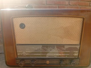 JUNEDA, impecable Radio Antigua Philips 4-A 50 Hz