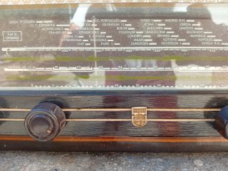 JUNEDA, impecable Radio Antigua Philips 4-A 50 Hz