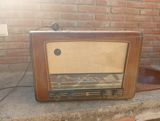 JUNEDA, impecable Radio Antigua Philips 4-A 50 Hz