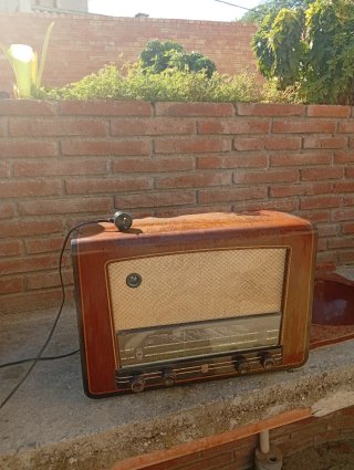 JUNEDA, impecable Radio Antigua Philips 4-A 50 Hz