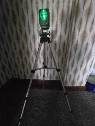 Nivel láser con trípode