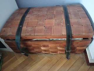 Baúl de madera con correas de cuero
