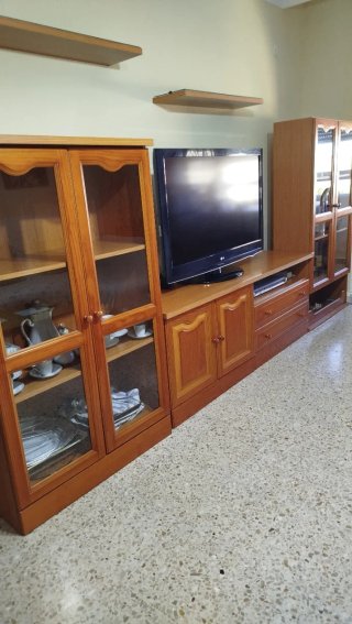 Mueble salón completo madera con vitrinas