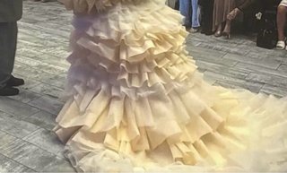 Cola de novia con volantes beige