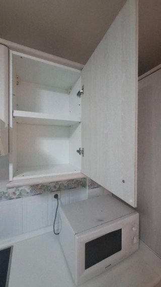 Muebles de cocina beige y blancos