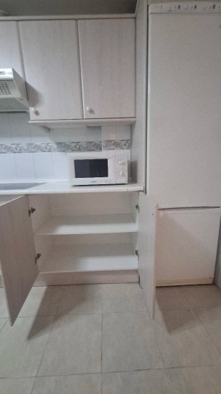 Muebles de cocina beige y blancos
