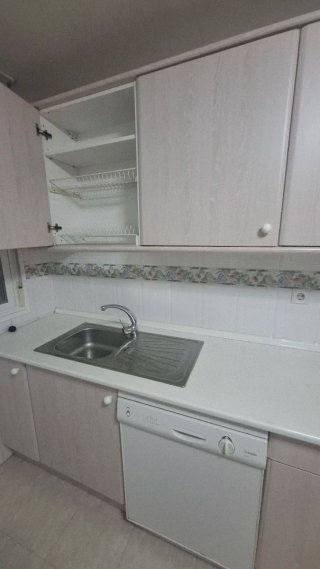 Muebles de cocina beige y blancos