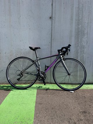 Bicicleta de carretera Merida gris y morado