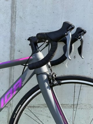 Bicicleta de carretera Merida gris y morado