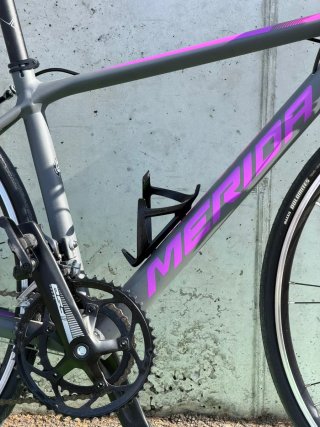 Bicicleta de carretera Merida gris y morado