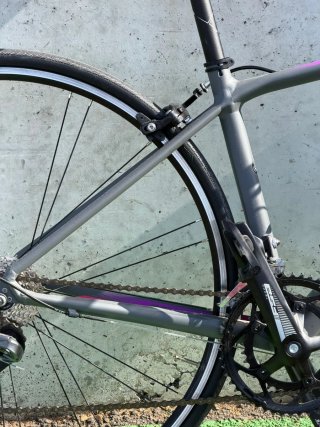 Bicicleta de carretera Merida gris y morado
