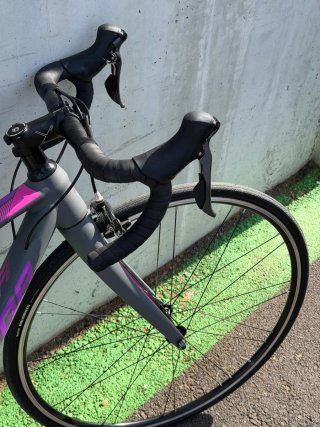 Bicicleta de carretera Merida gris y morado
