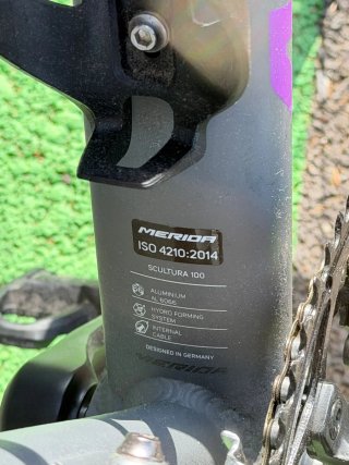 Bicicleta de carretera Merida gris y morado