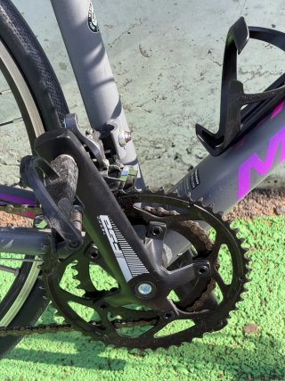 Bicicleta de carretera Merida gris y morado