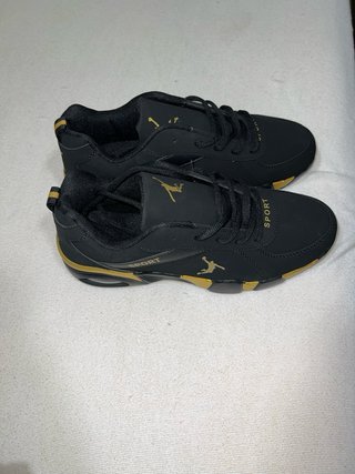 Zapatillas Jordan Negras y Doradas