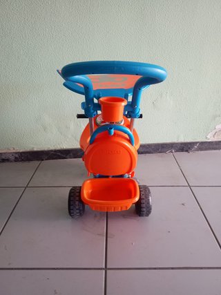 Triciclo infantil con parasol