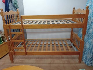 Litera de madera color miel