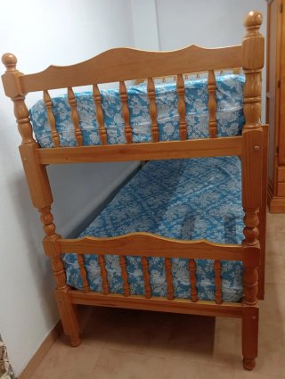 Litera de madera color miel