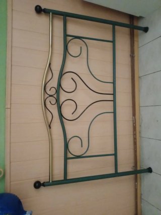 Cabecero de forja dorado y verde