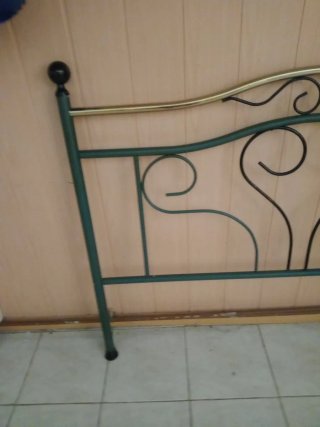 Cabecero de forja dorado y verde