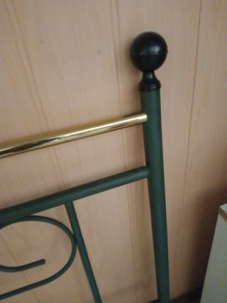 Cabecero de forja dorado y verde