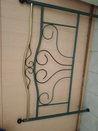 Cabecero de forja dorado y verde
