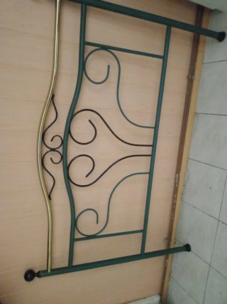 Cabecero de forja dorado y verde