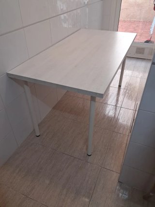 Mesa de madera blanca