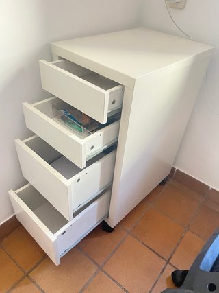 Cajonera de oficina blanca con ruedas