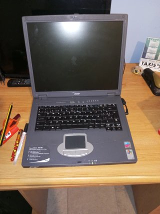 Portátil Acer con ratón y cargador