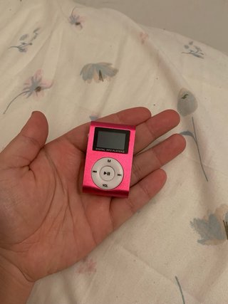 Reproductor MP3 rosa sin cargador