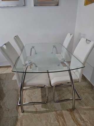 Mesa de comedor cristal y 4 sillas blancas