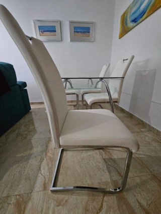 Mesa de comedor cristal y 4 sillas blancas