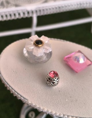 Perfumeros miniatura para casas de muñecas