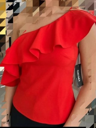 Blusa roja con volante