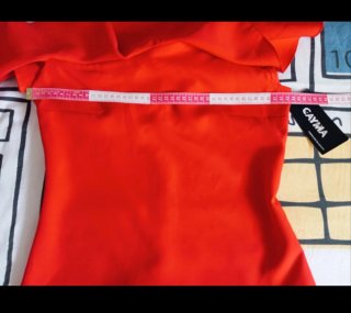 Blusa roja con volante