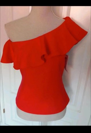 Blusa roja con volante