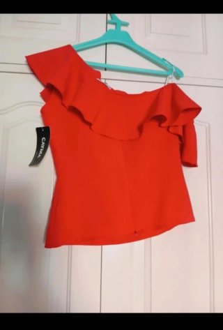 Blusa roja con volante