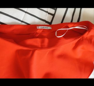 Blusa roja con volante