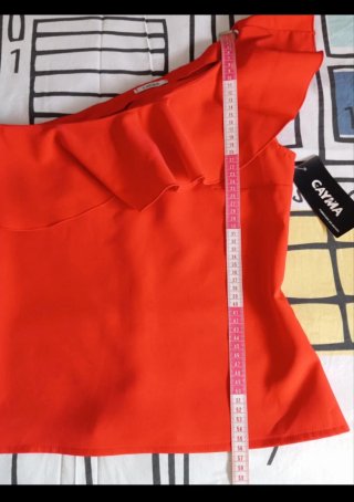 Blusa roja con volante