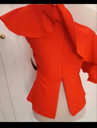 Blusa roja con volante