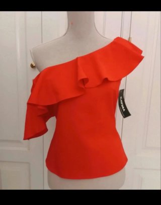 Blusa roja con volante